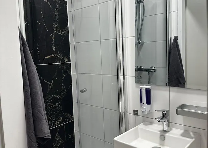 - 24h Self-check-in Hostal *