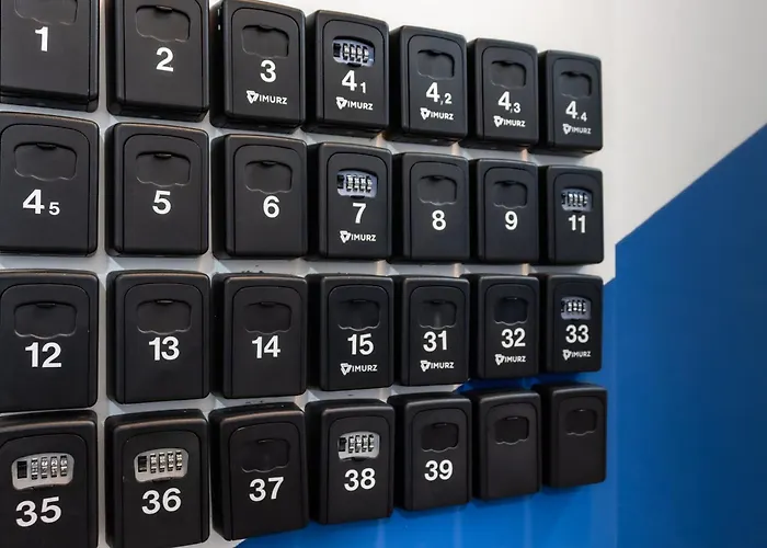 - 24h Self-check-in Hostal *